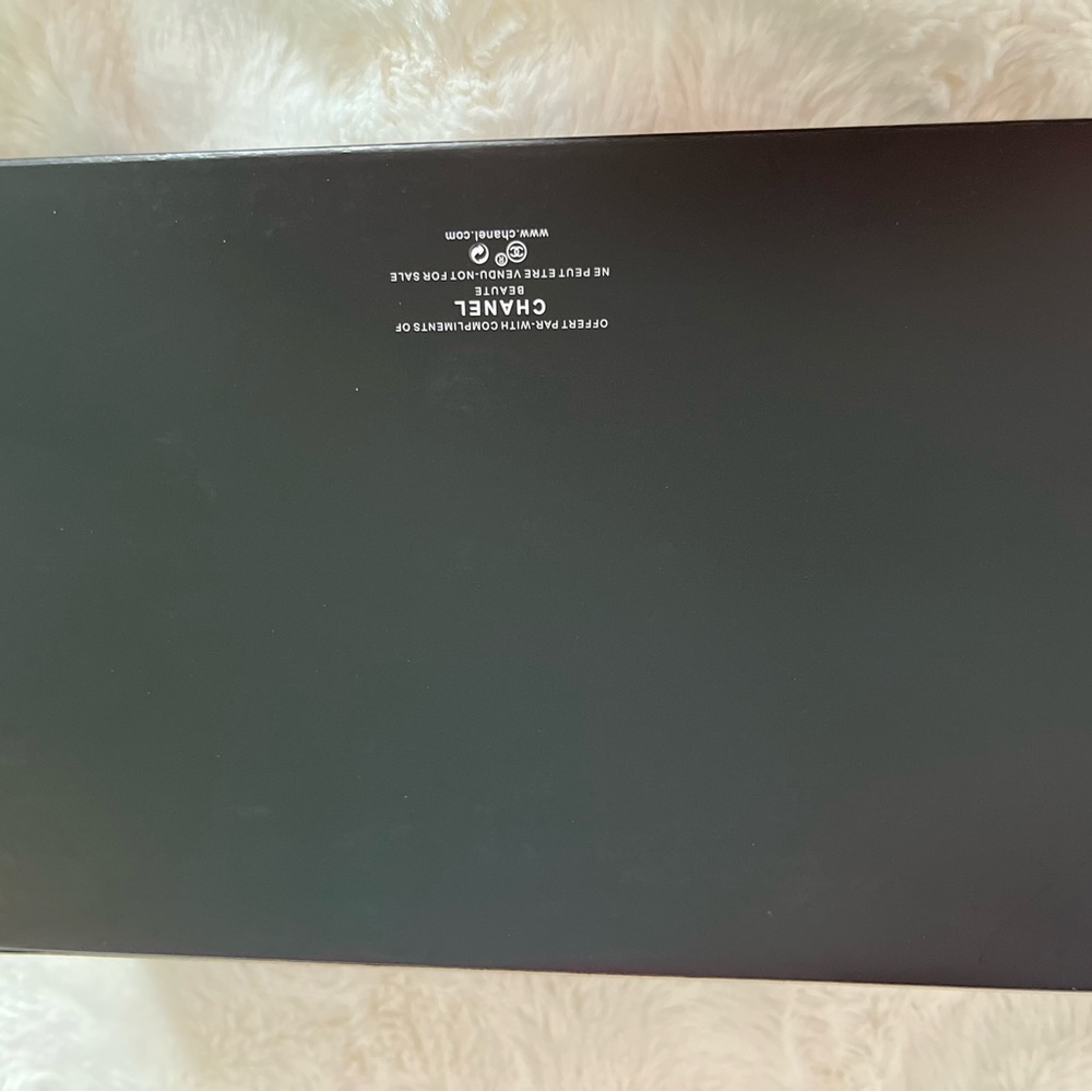 Black make up pouch bag from Chanel Beauty range. - Picture 3 of 4
